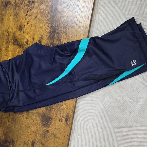 Victoria's Secret Knockout Crop - Picture 2 of 10